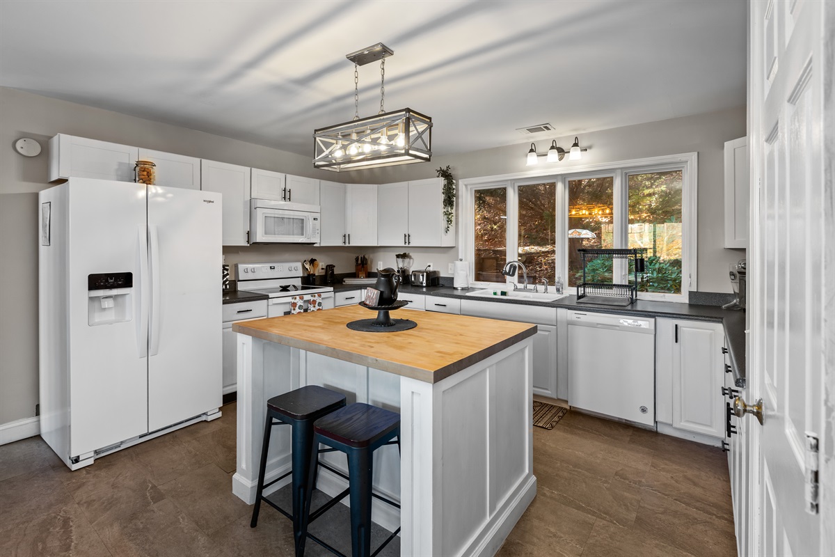 Kitchen Island, great for entertaining family!