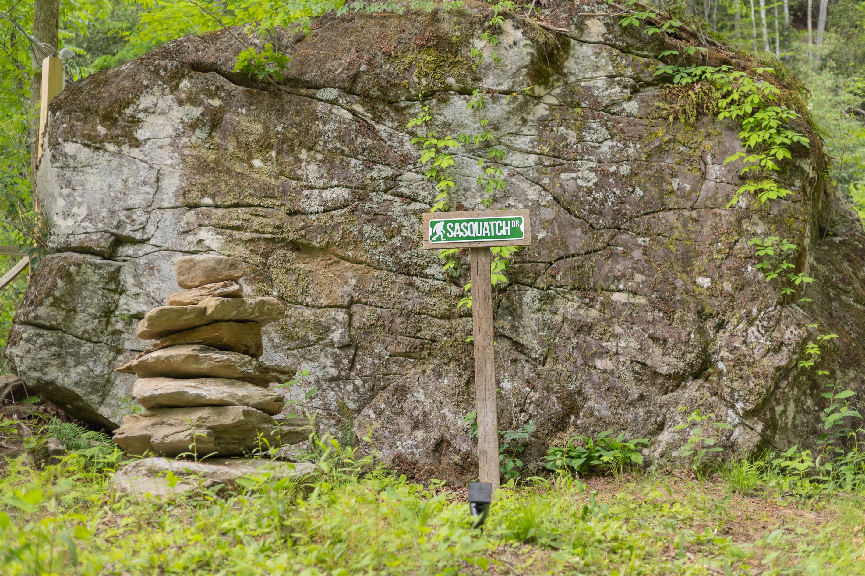 The Sasquatch Dr sign along Huffman Creek Rd helps guide guests right to Bigfoot Bungalow.