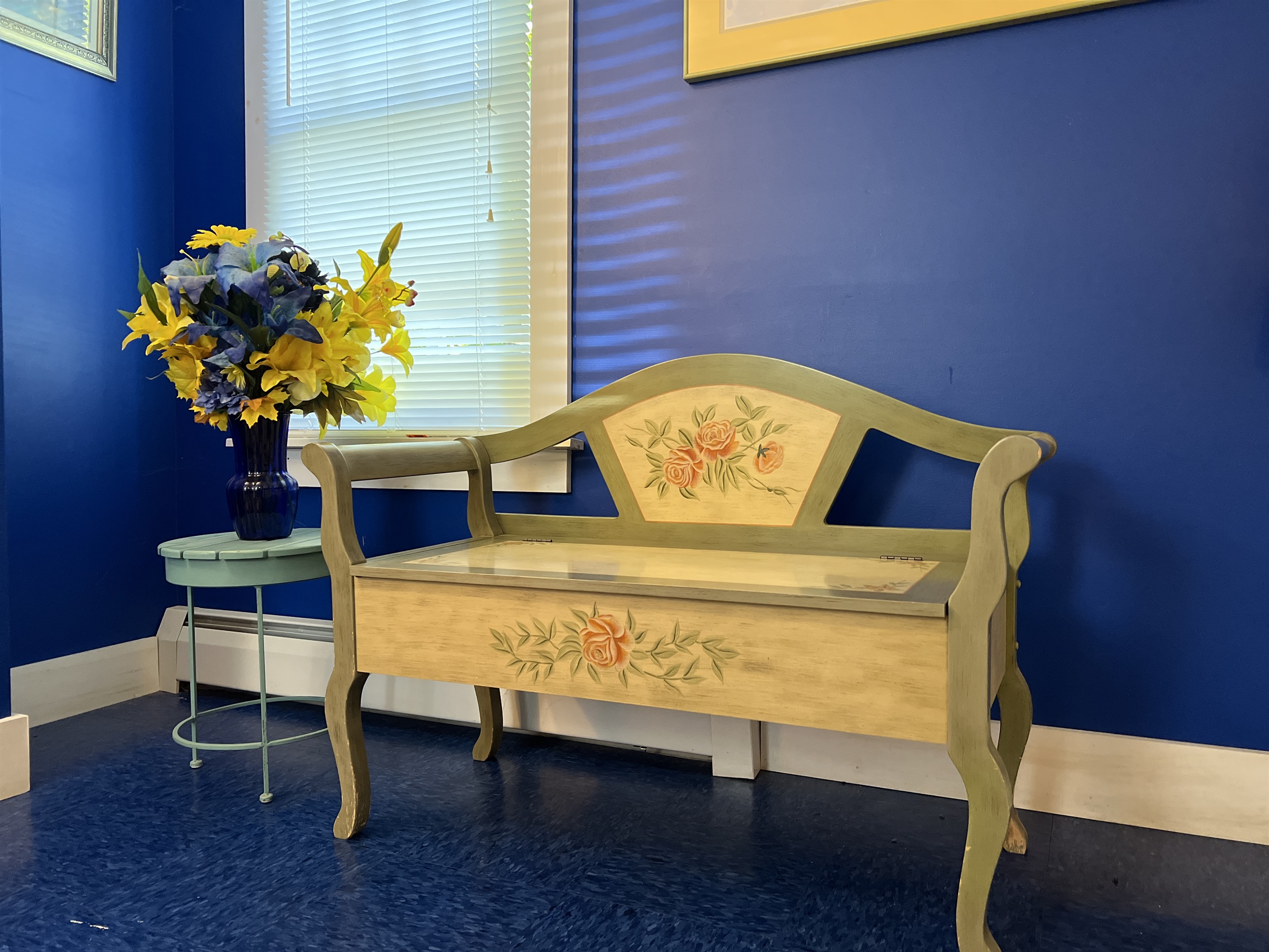 Dandelion main house entry seating area.