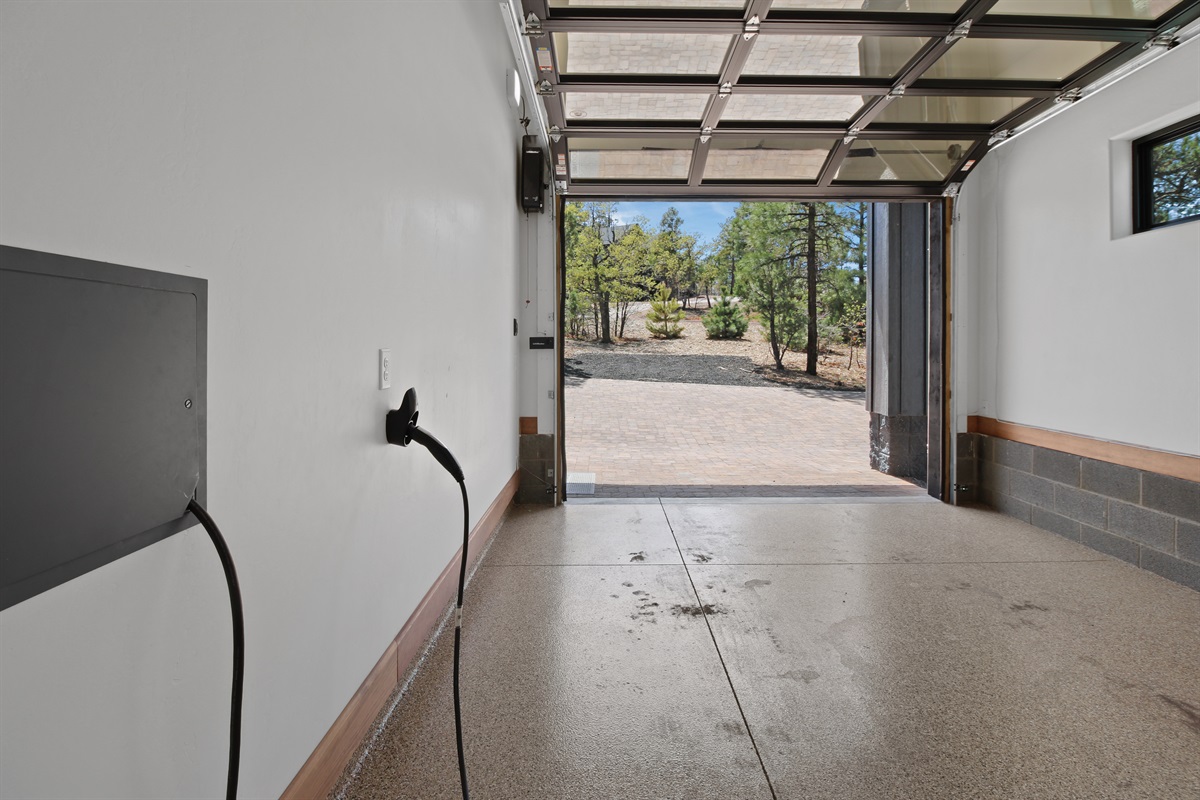 Singe car garage with 40-amp EV charging