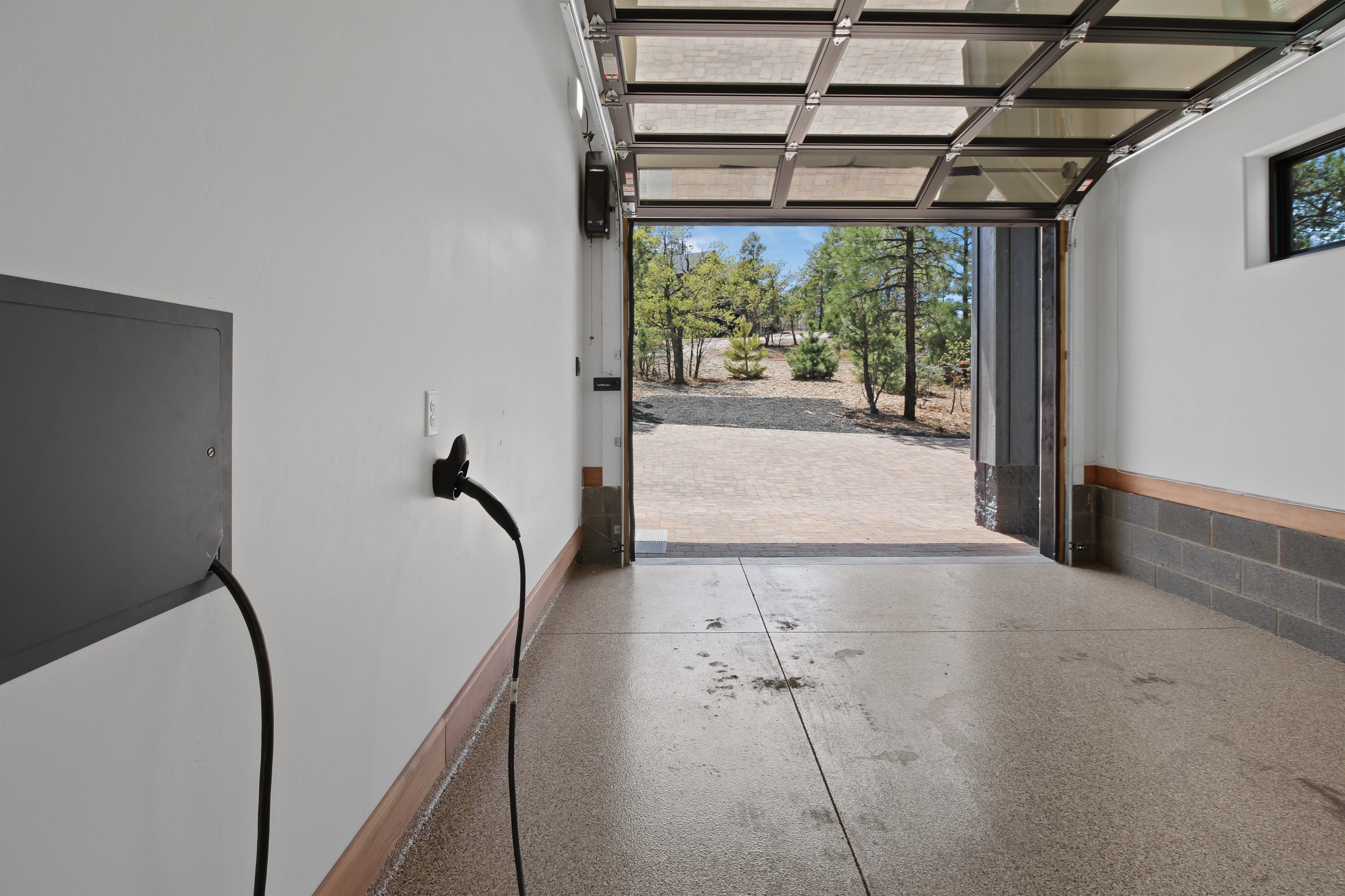 Singe car garage with 40-amp EV charging