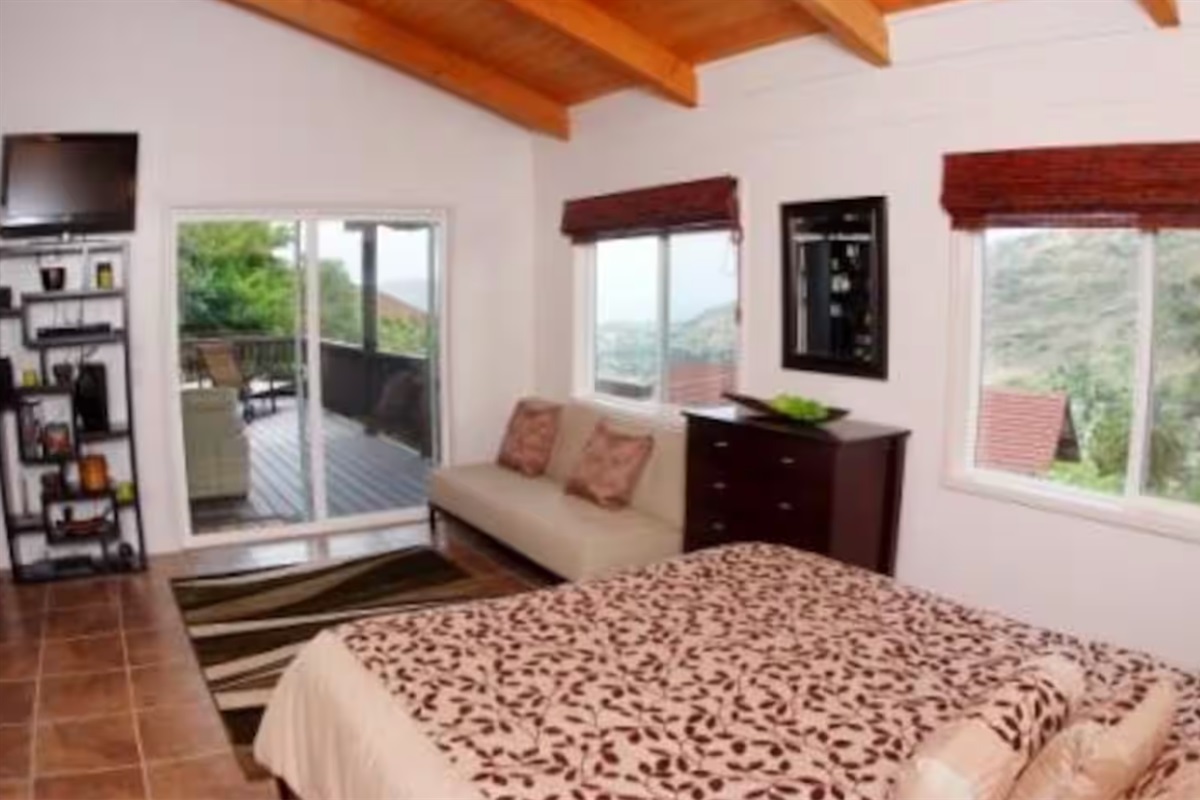 Queen bed.....ocean view when you wake up!