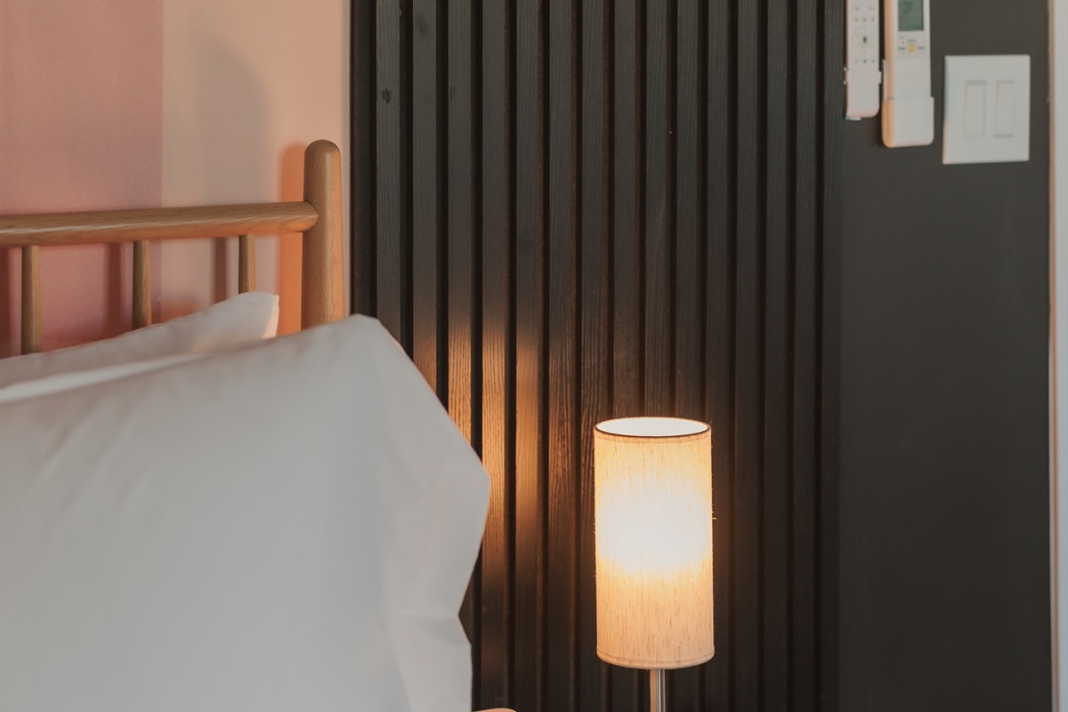 Where bold contrast meets cozy comfort: every detail in this room was chosen to blend style and serenity.