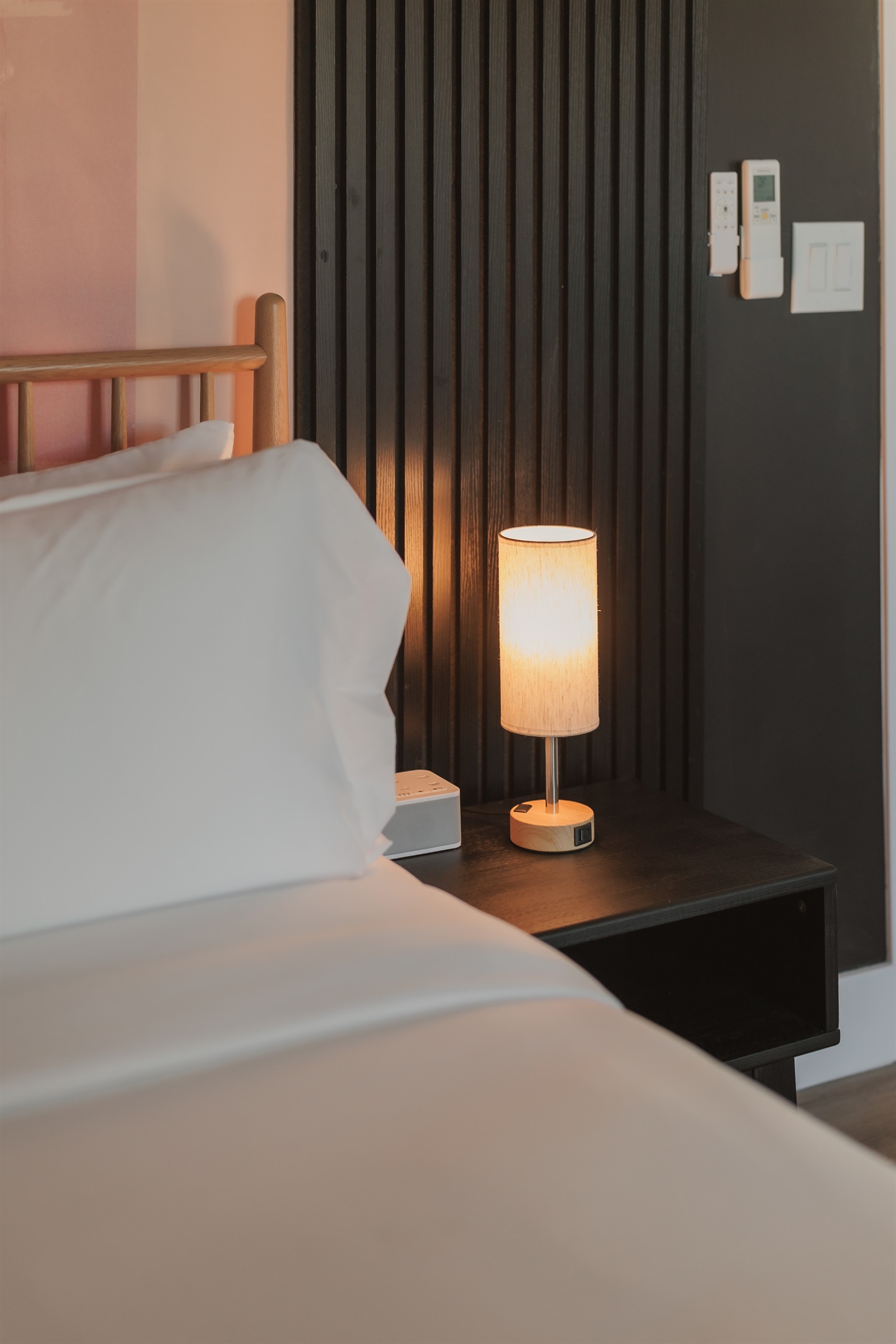 Where bold contrast meets cozy comfort: every detail in this room was chosen to blend style and serenity.