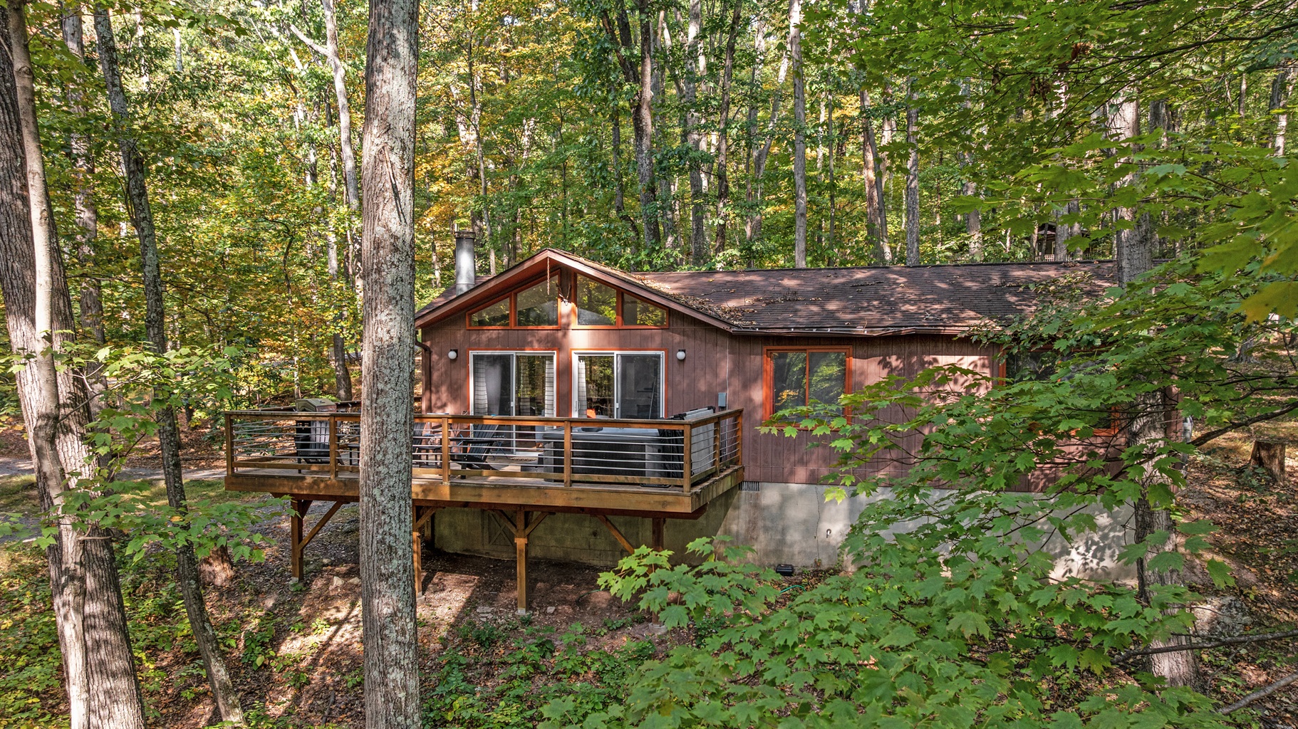 Welcome to your perfect mountain getaway! Tucked away in the peaceful woods of a friendly community, this is an ideal place to unwind - while still being close to downtown Berkeley Springs.