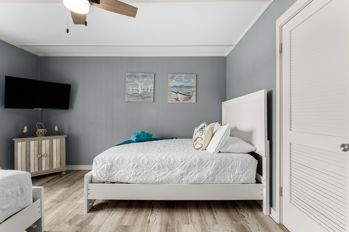 Primary bedroom — King, deck access