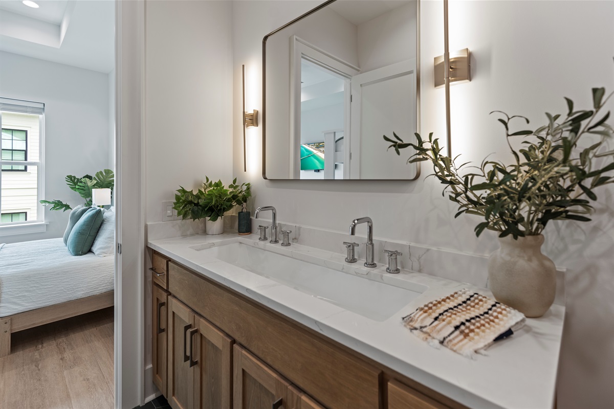 5th Bathroom (3rd Floor)