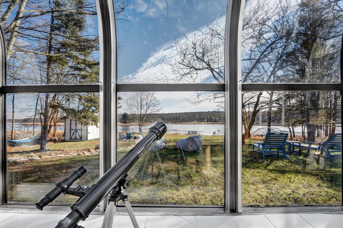 Stargazing and quiet winter views by the frozen lake.