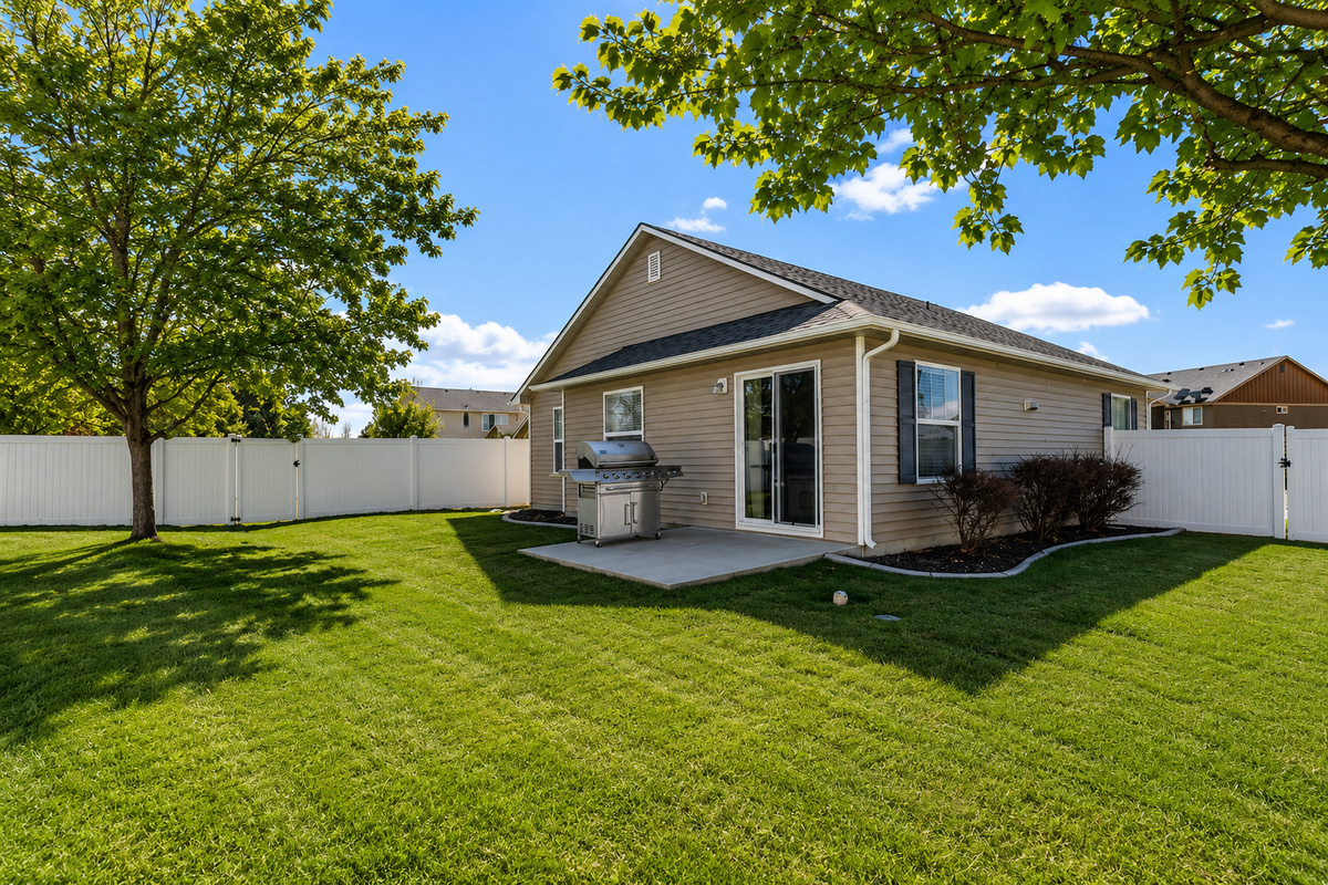 Large fully fenced back yard for your family and pets to stretch out