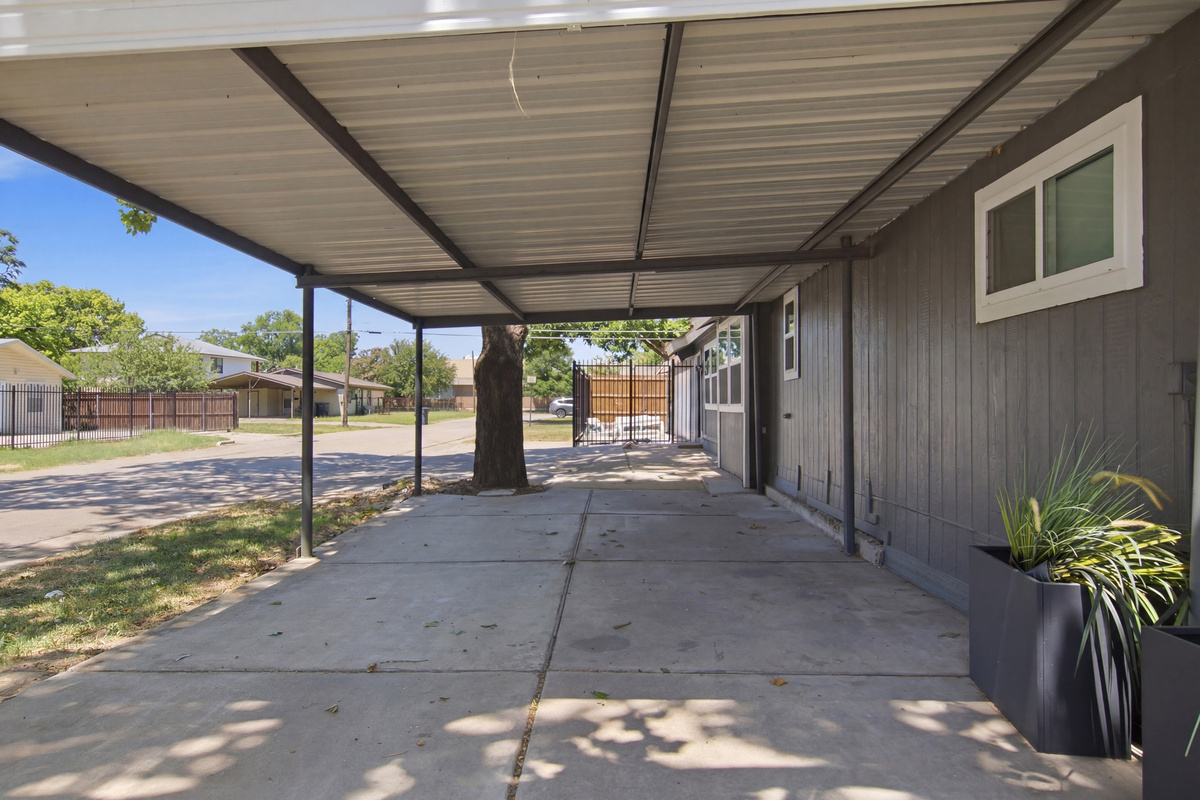 Enjoy shaded parking and easy access to your Arlington adventure!