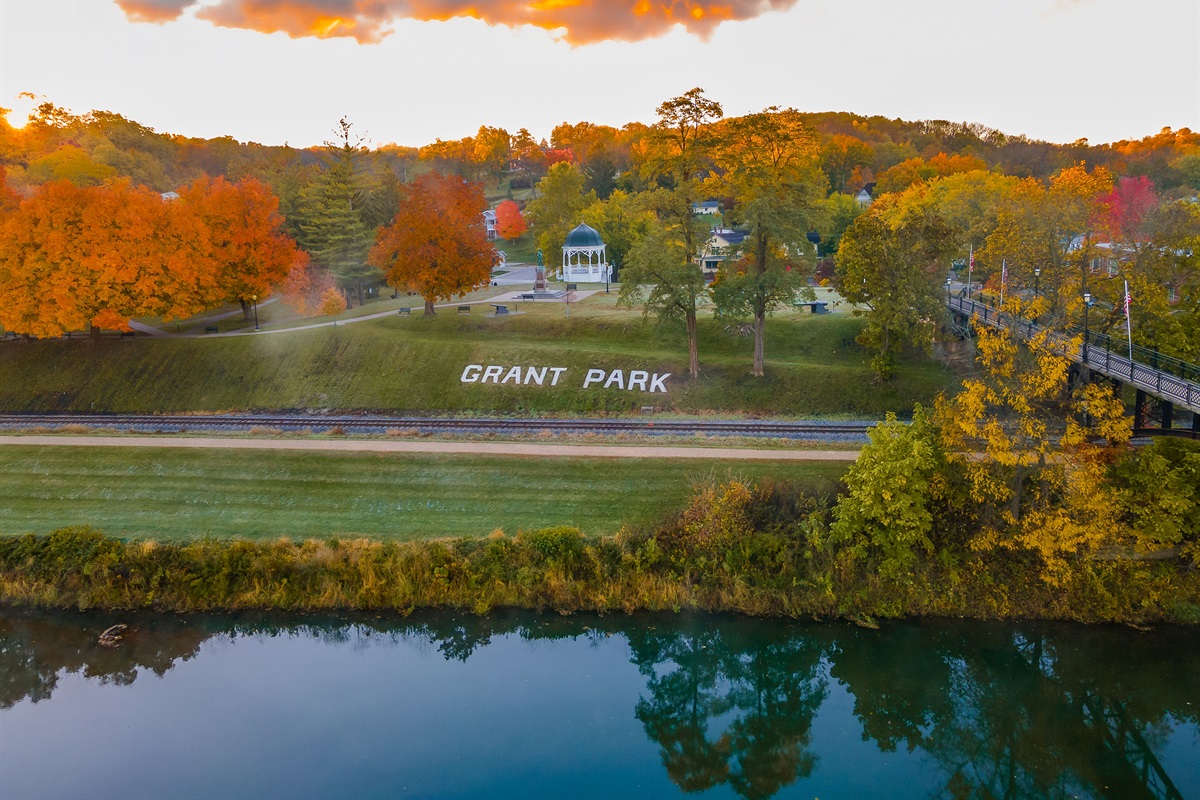 See fall colors- 10 Min drive to downtown Galena!