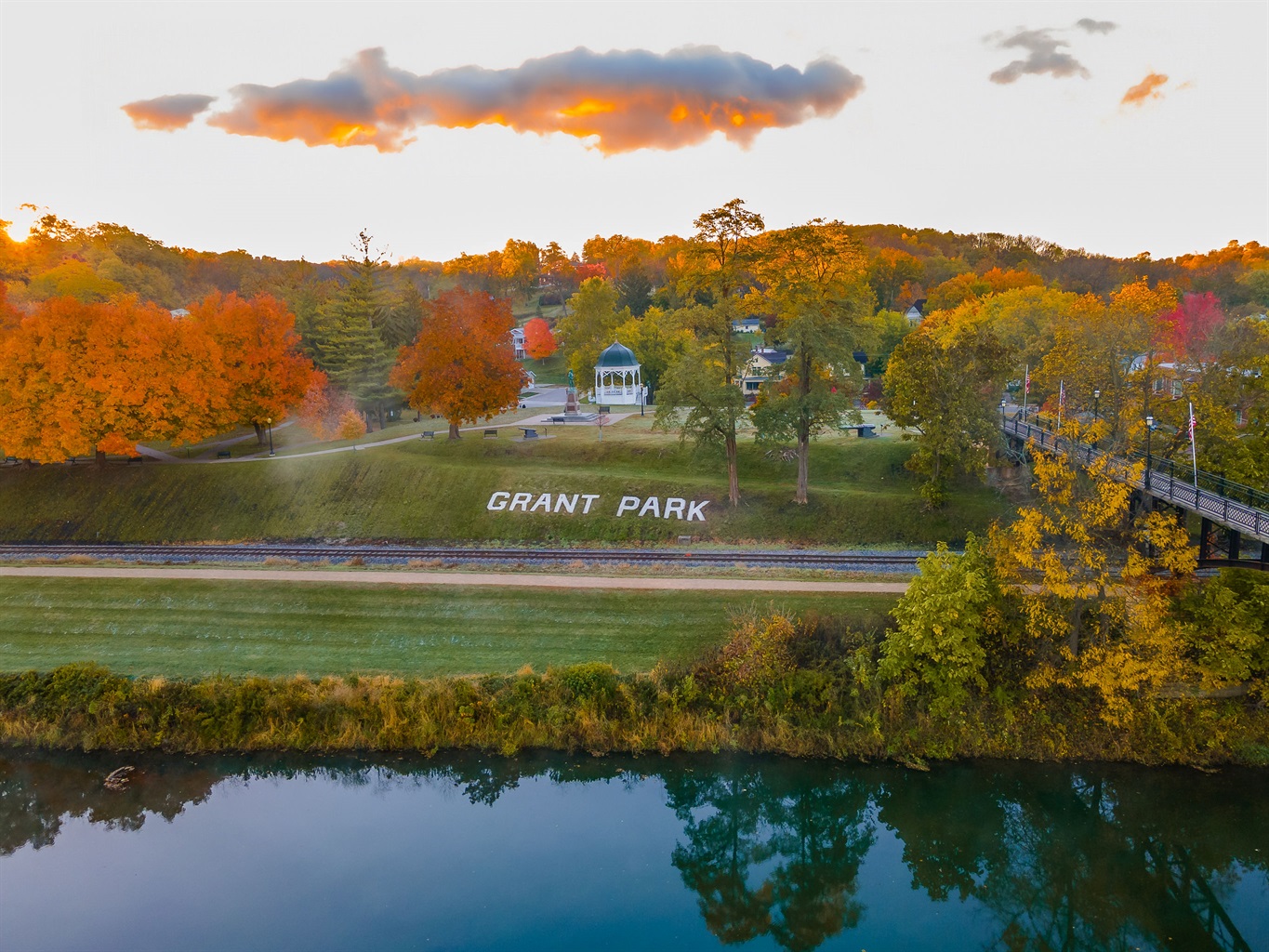 See fall colors- 10 Min drive to downtown Galena!