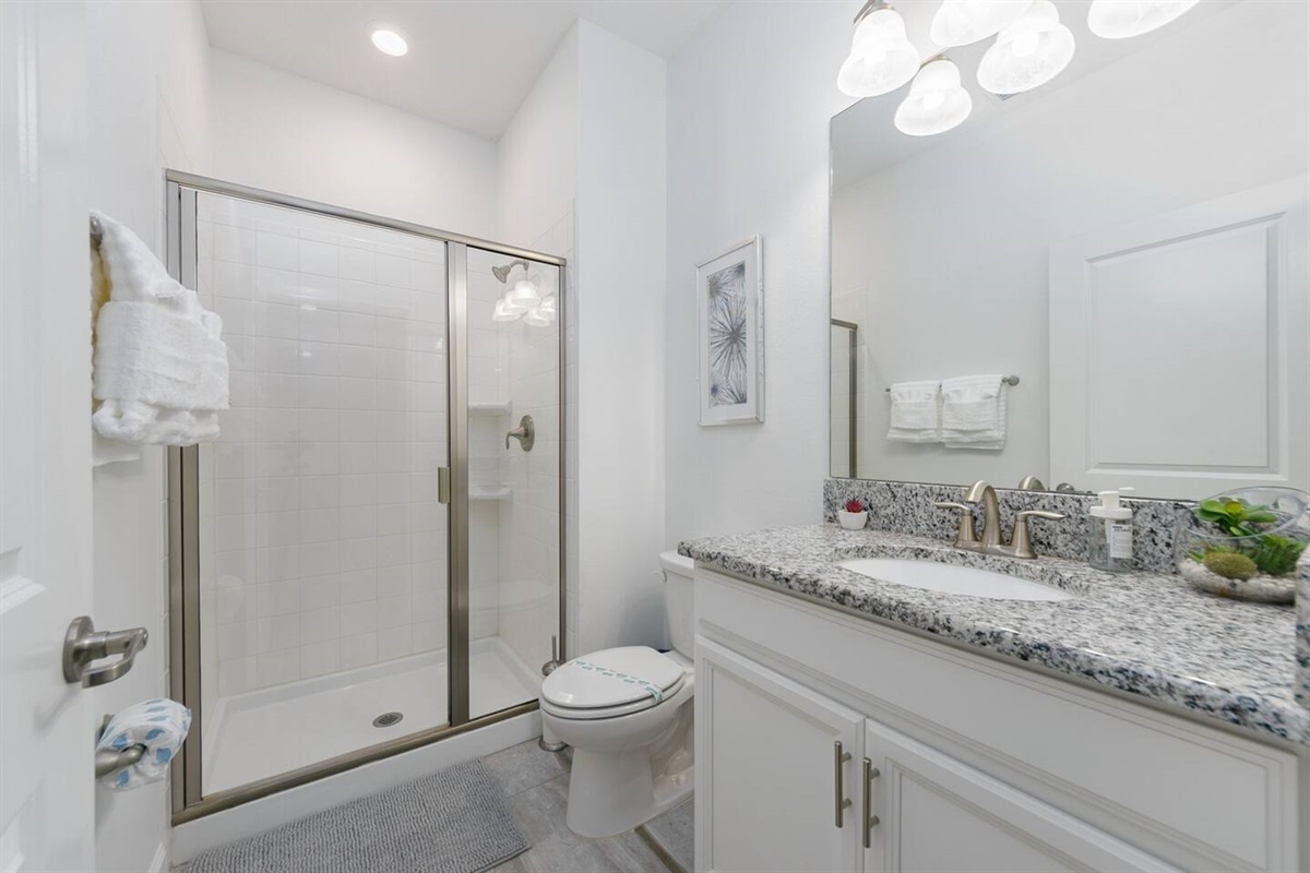 This is the full bathroom of the first floor (the main floor, downstairs)