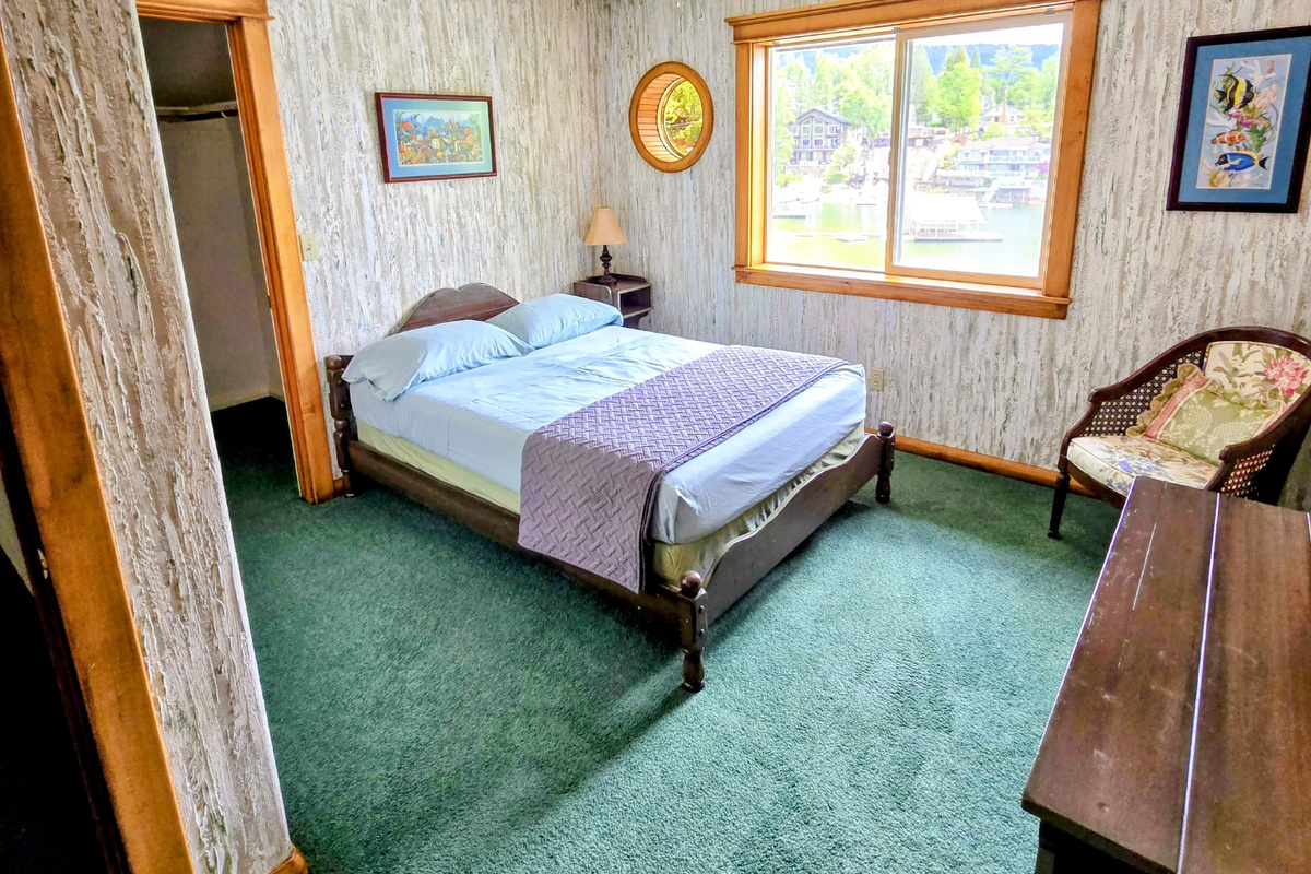 3rd bedroom on the second floor with Queen bed