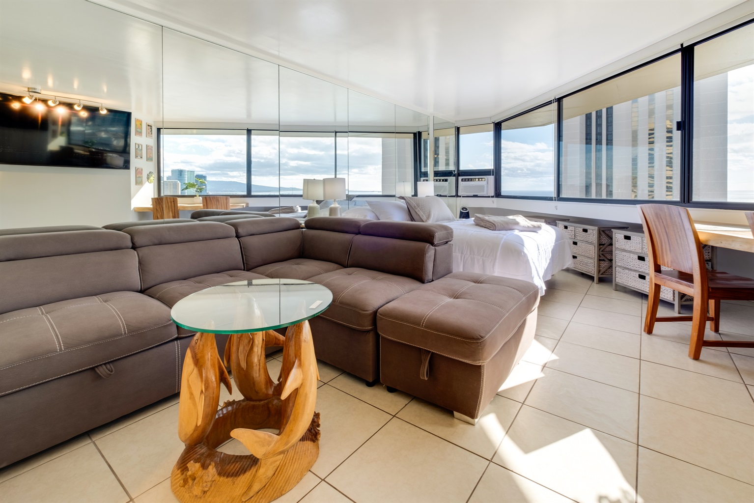 This modern studio blends island comfort with contemporary design — steps from Ala Moana Beach, world-class shopping, and vibrant Hawaiian sunsets. Experience the beauty of Waikīkī living from sunrise to skyline.