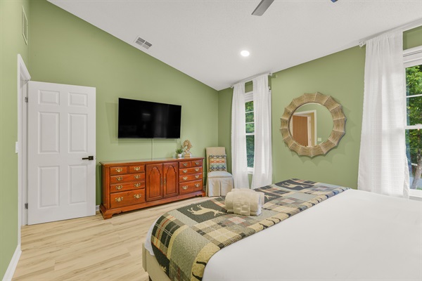 BR4: Upstairs king bedroom
