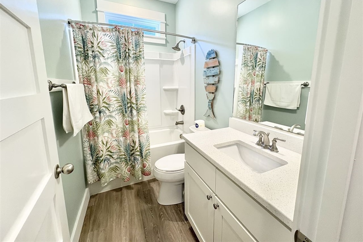 King Bedroom 1 ensuite bathroom with tub/shower combination