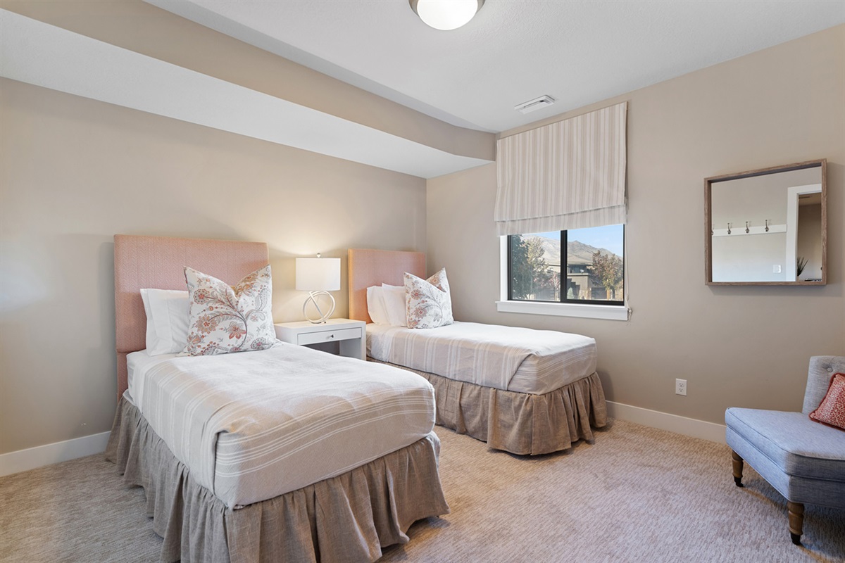 Flexible bedroom with two luxurious XL twin beds (convertible to king)