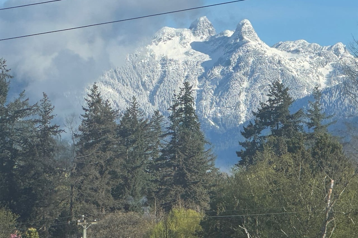 Twin Sister's (Ch'ich'iyúy Elxwíkn) mountains_ view from third floor bedroom