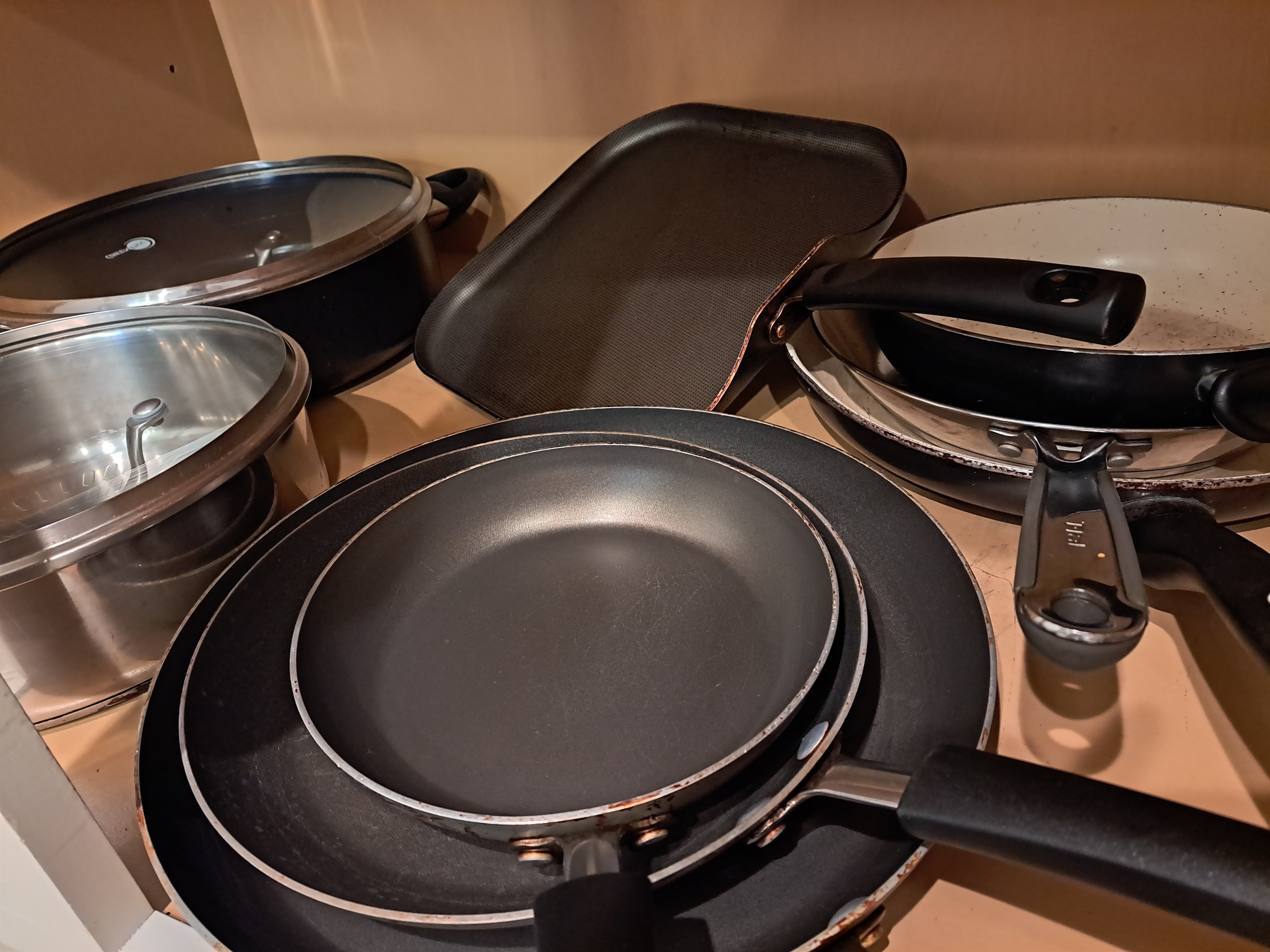Various size fry pans