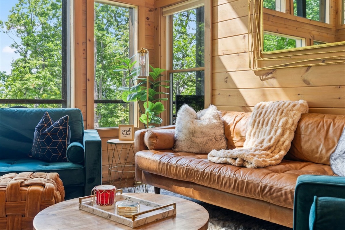 Vibrant d&eacute;cor and cozy furnishings create a modern cabin dream.