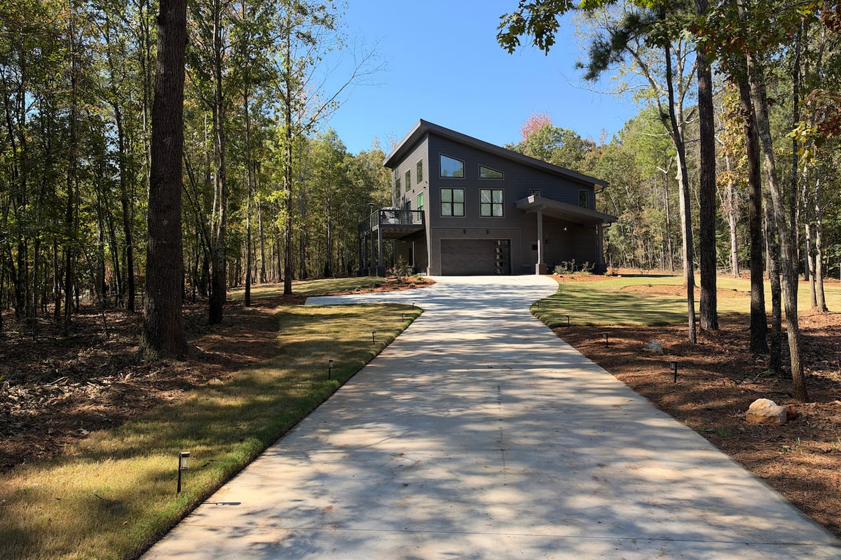 Large driveway can fit approx 10 cars