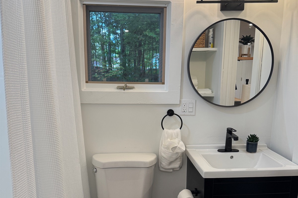 En-suite bath in 1st floor Queen w/ tub/shower