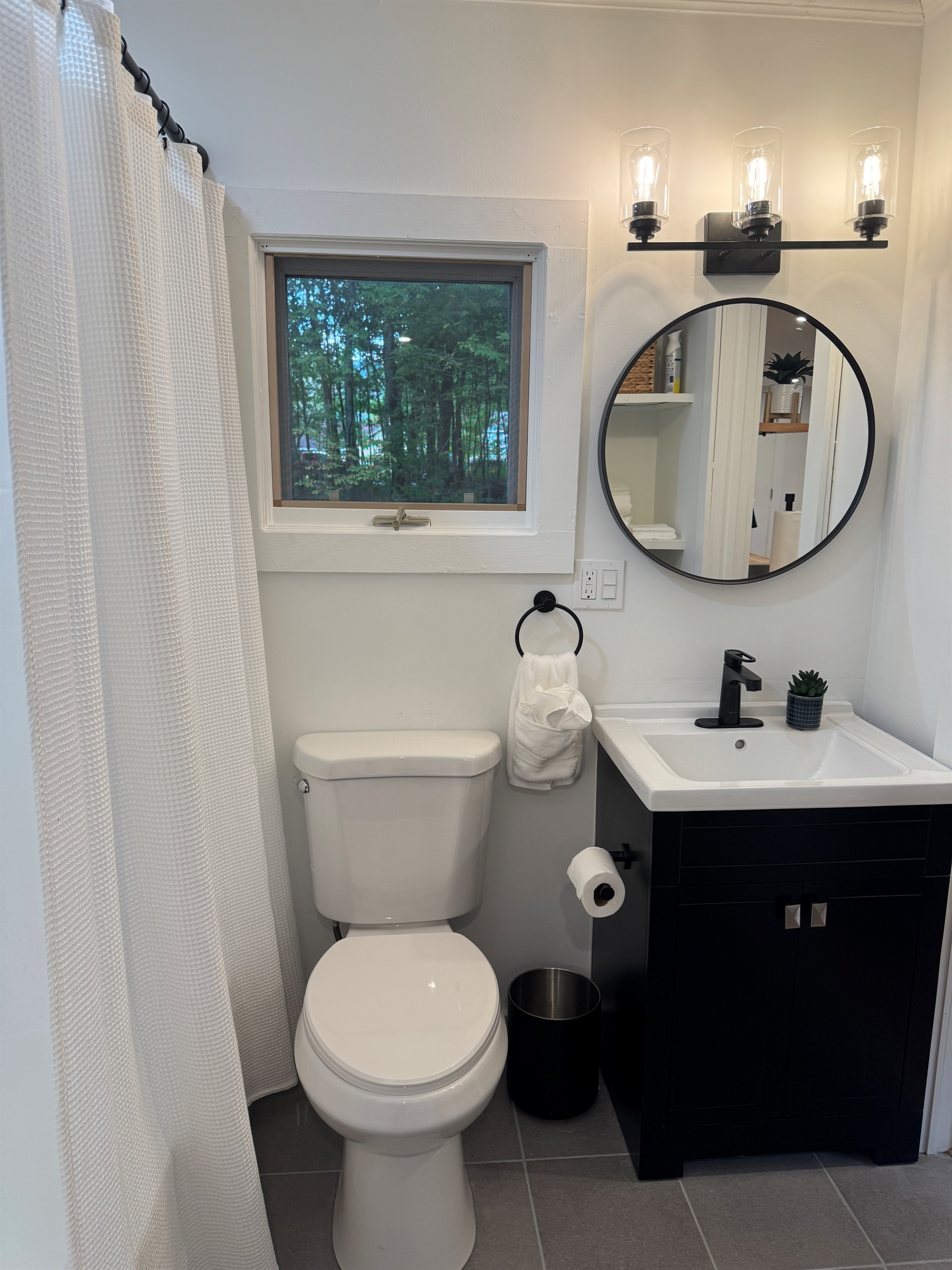 En-suite bath in 1st floor Queen w/ tub/shower