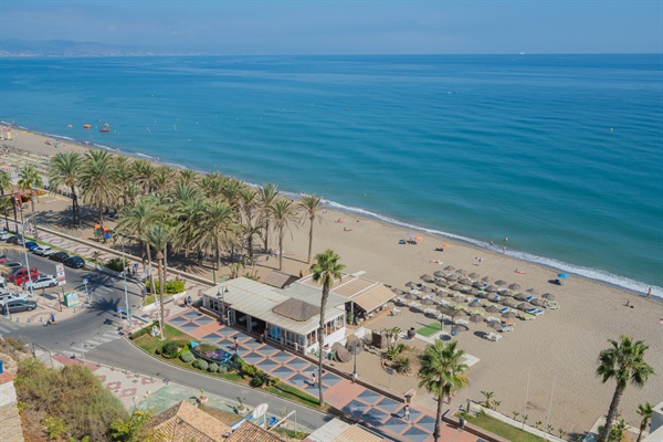 Step onto the sandy shores in front of Casa Folimanka and be greeted by the vast sea. With Malaga and Sierra Nevada to the left and the captivating view of Africa to the right, immerse yourself in the beauty of this unique coastal panorama. #Beachfront