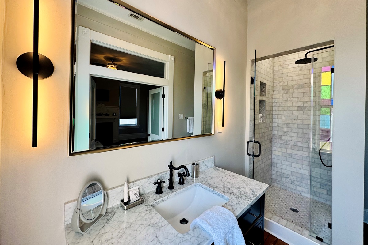 Bright ensuite full bathroom off of the primary suite.