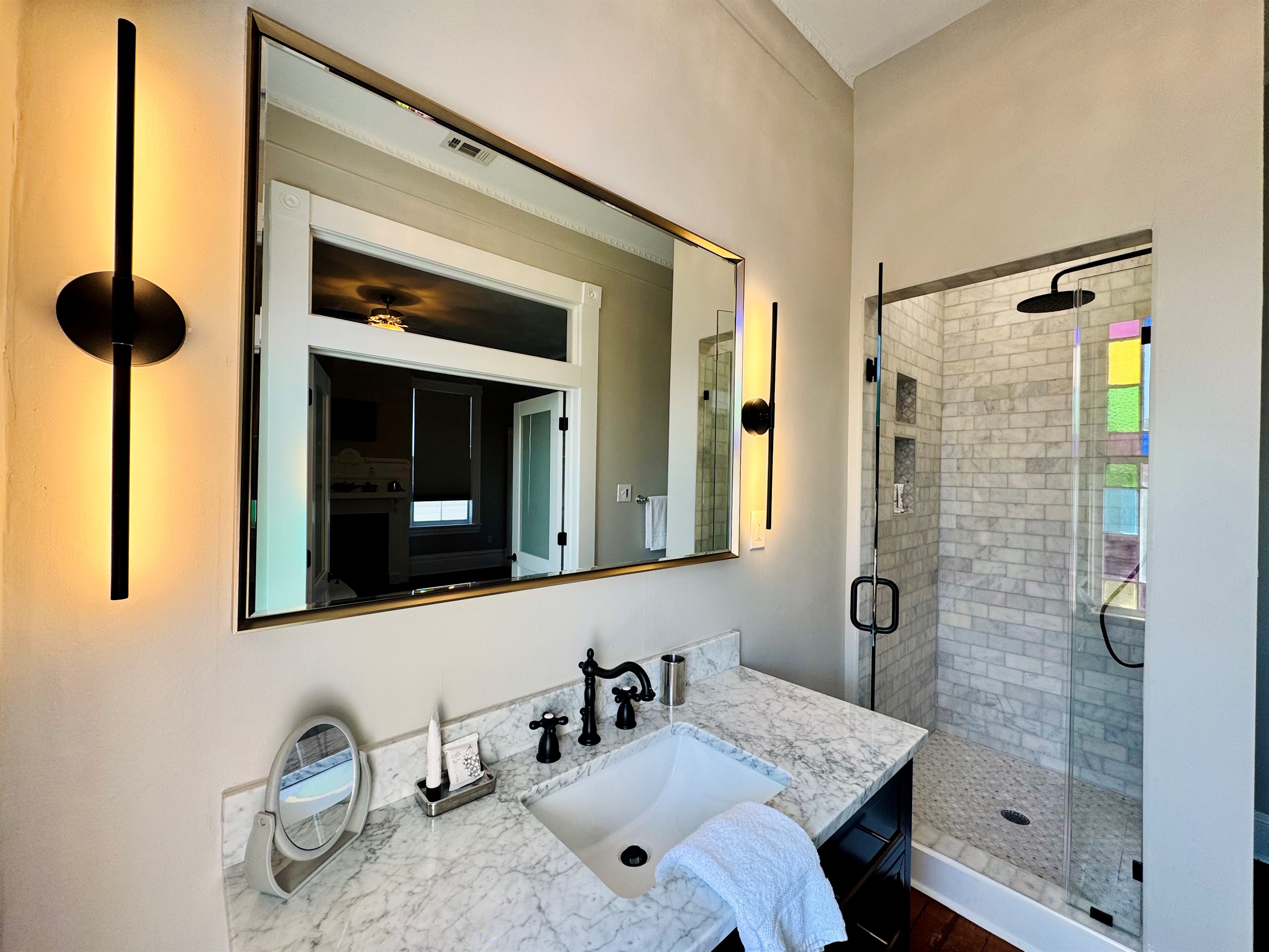 Bright ensuite full bathroom off of the primary suite.