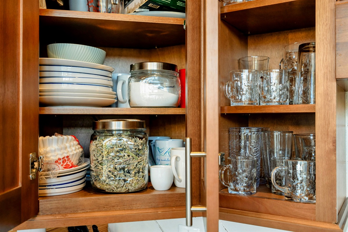 Ready for Gatherings – Plenty of dishware, mugs, and glassware make it easy to host family meals and casual celebrations.