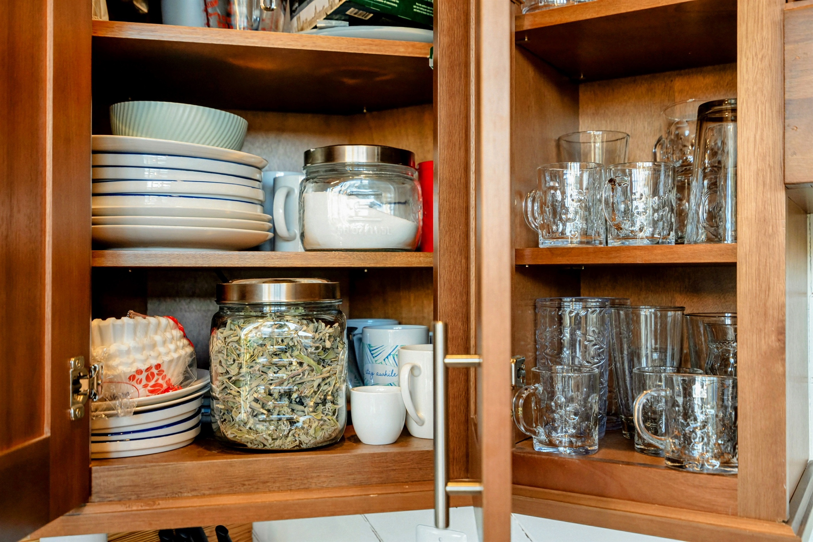 Ready for Gatherings – Plenty of dishware, mugs, and glassware make it easy to host family meals and casual celebrations.