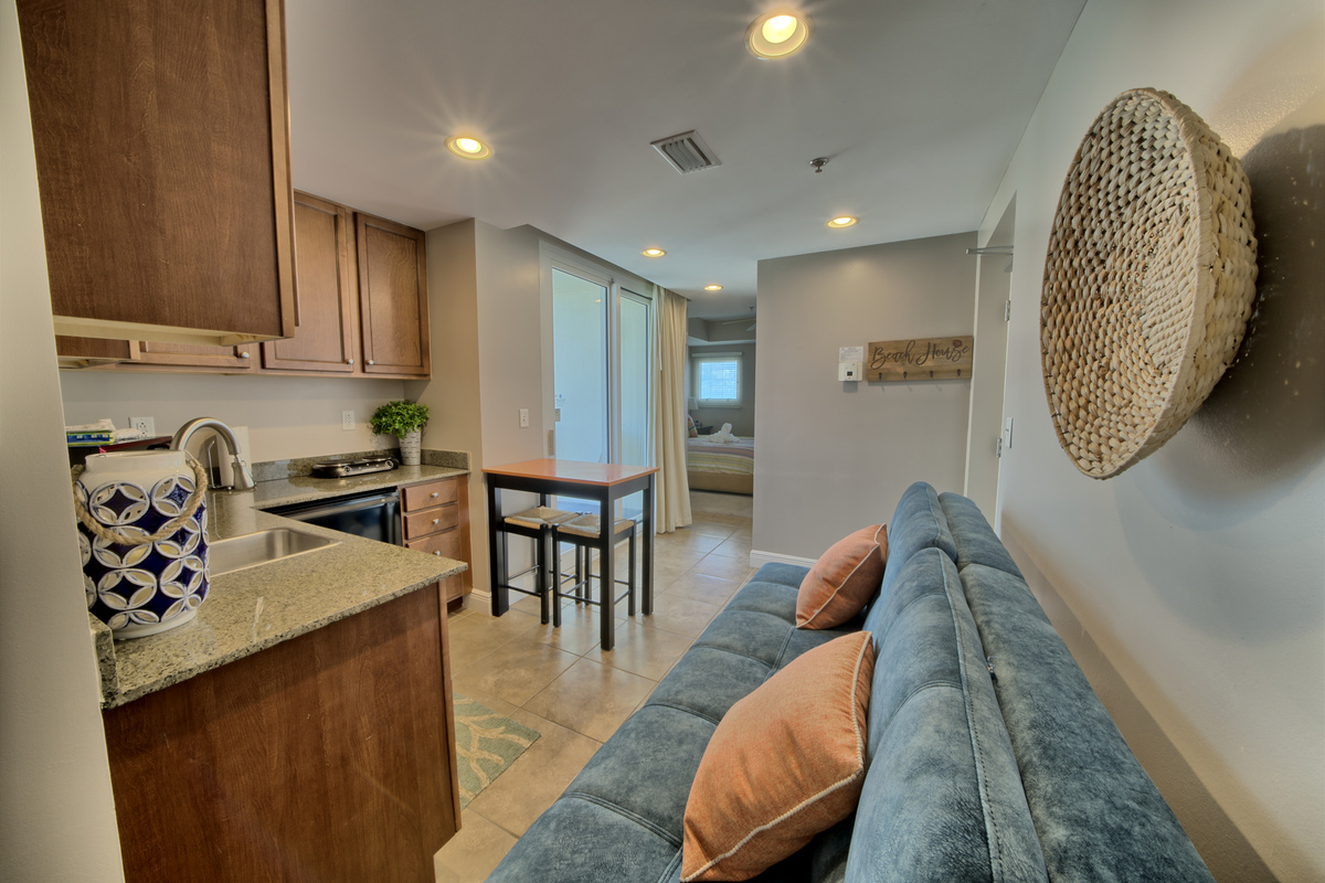 Private Kitchenette in Guest Suite (Breeze 1407A)