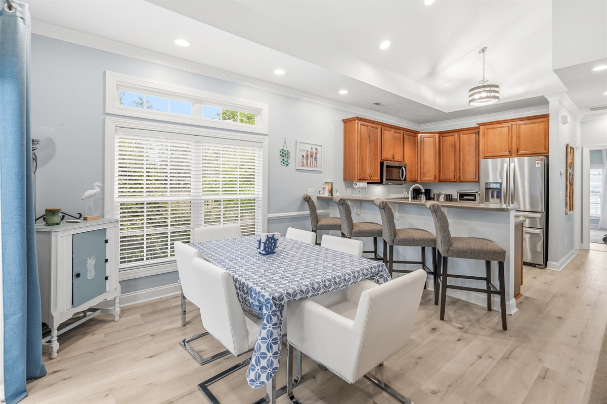 Dining Area with seating for 6
