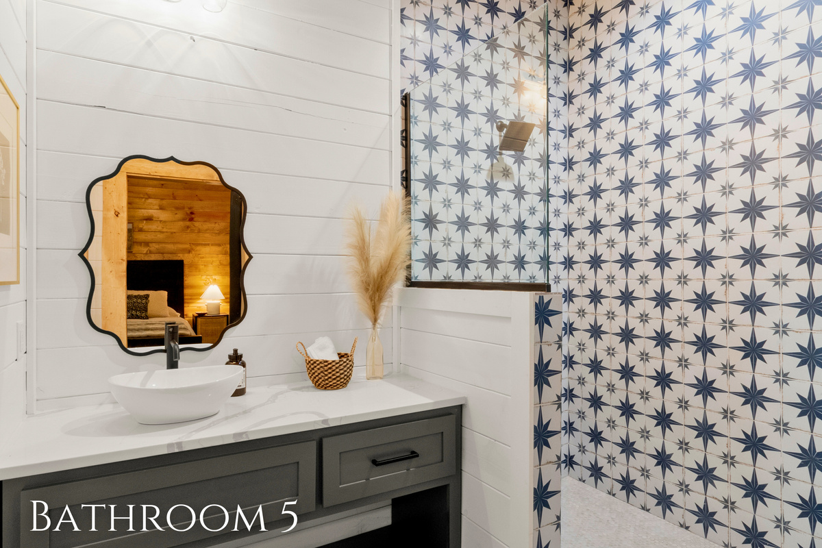 This bathroom is a testament to tasteful design, combining elegance with modern functionality.