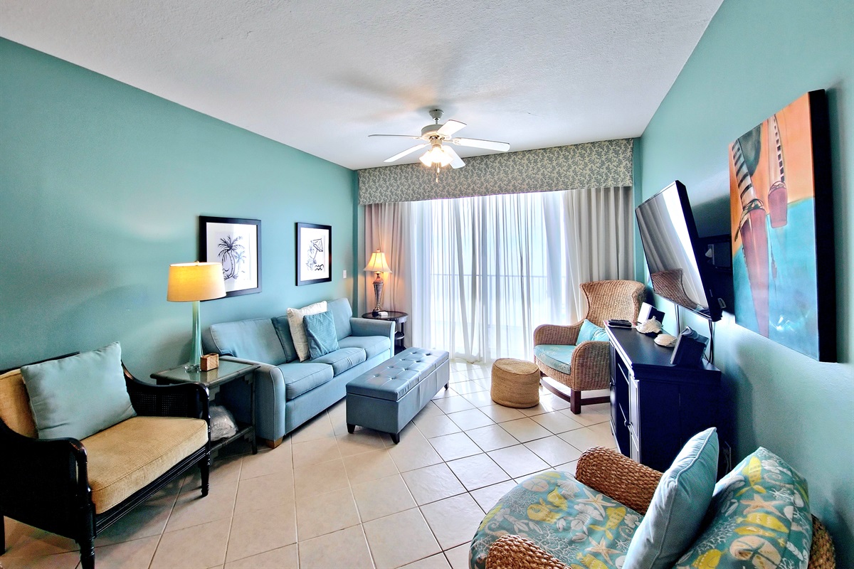 living room with flat screen tv