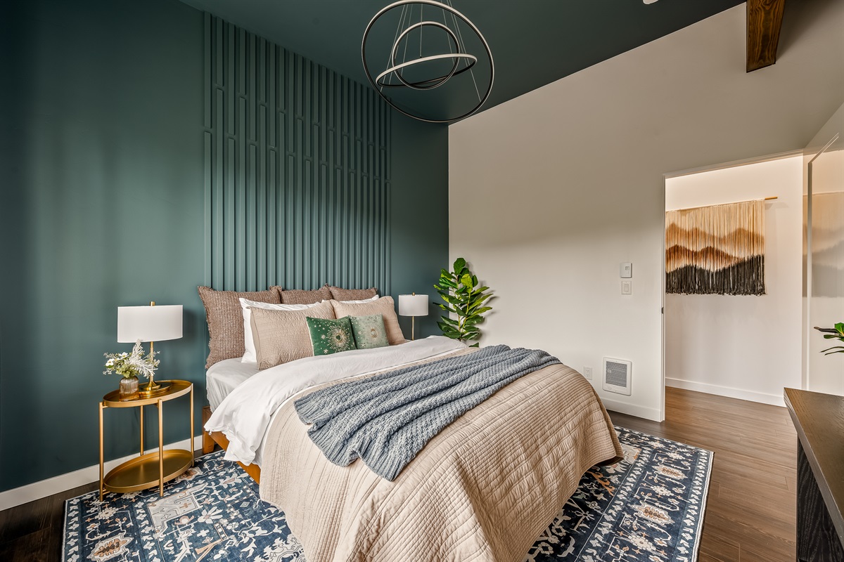 Bedroom #1 of 2: Queen bed, mountain views, Smart TV