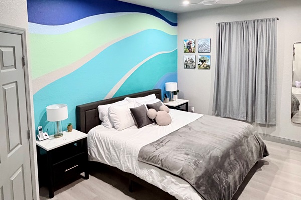 Primary Bedroom (King Bed)