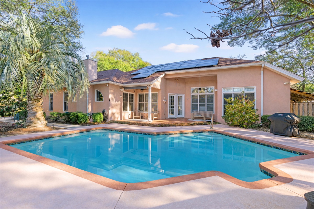 Serene place waiting for you, pool, hot tub, putting green and more