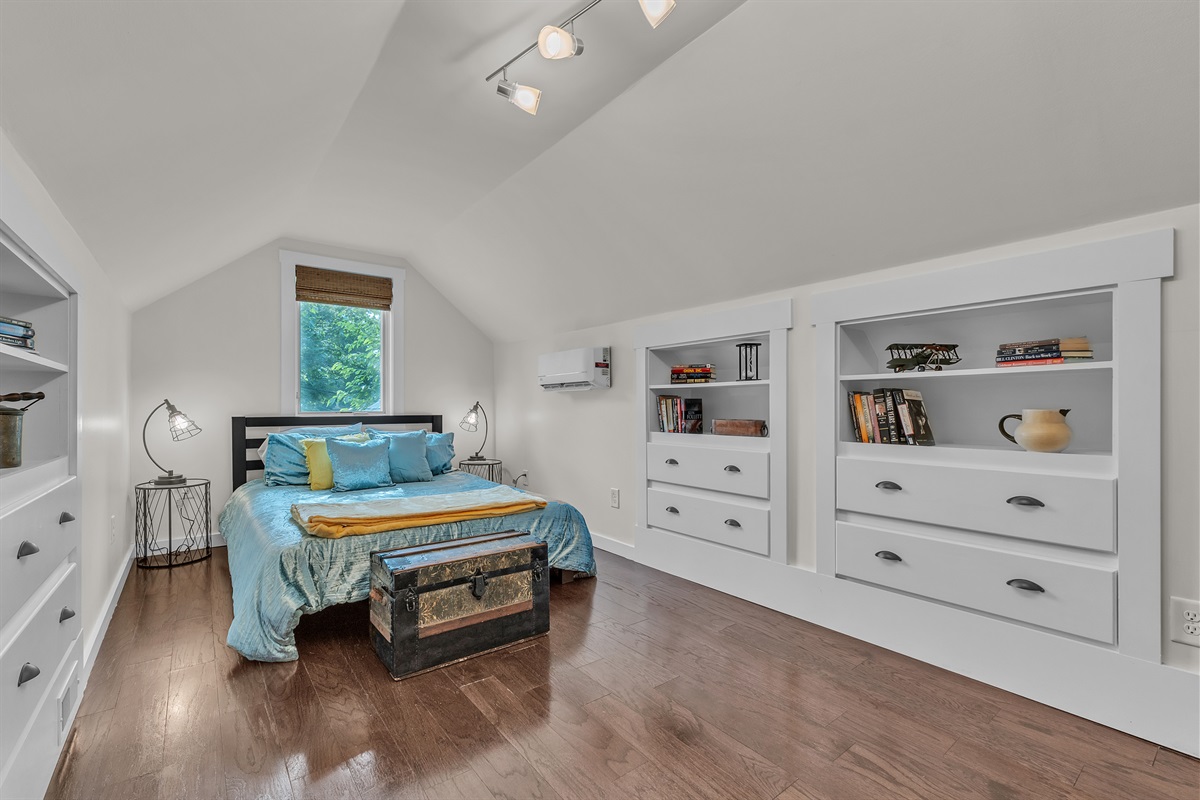 Bedroom 1, Queen, Twin XL, Twin sleeper chair.