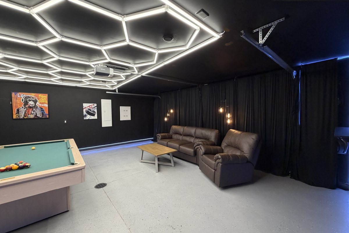 Garage Game Room. Arcade, Pool Table, Couch, Recliner 60" TV