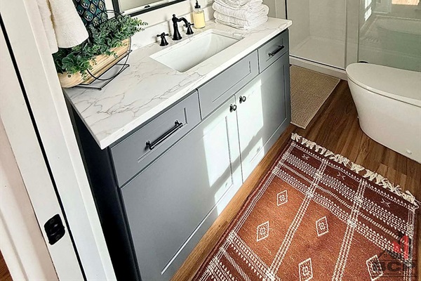Full bathroom w/ tiled shower 