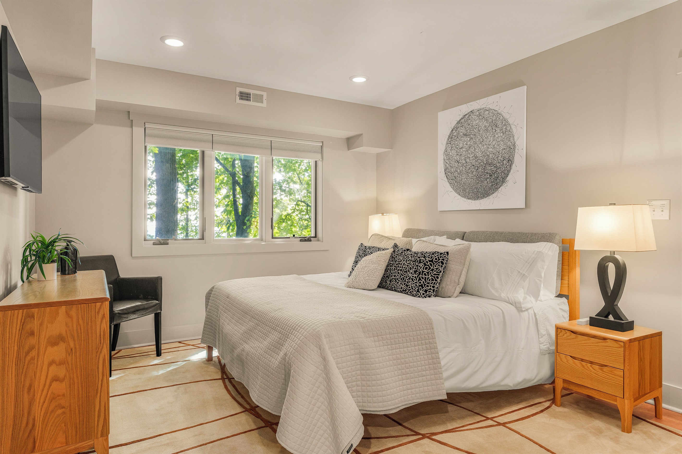 Ensuite bathroom to BR4
BR5: King bedroom with ensuite bathroom, downstairs
