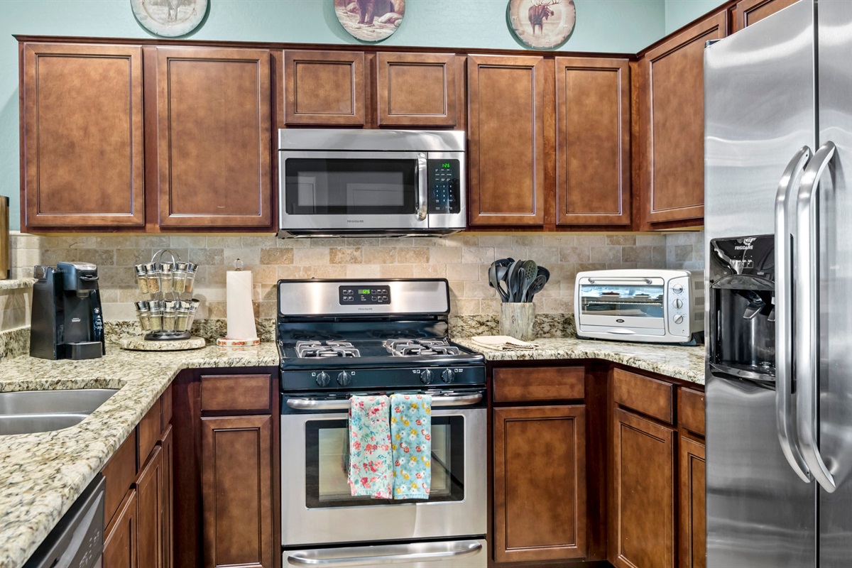 Fully equipped kitchen with modern appliances, making it easy to prepare meals.