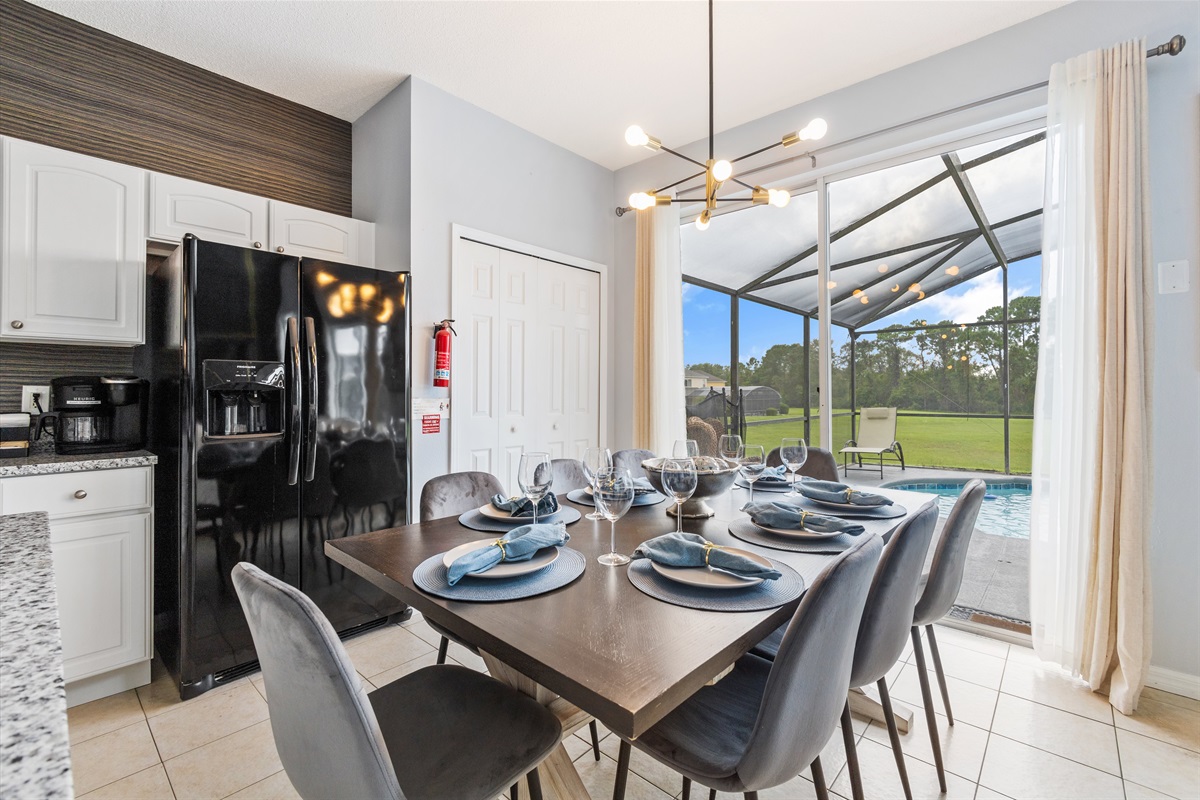 Dining Area that seats 8