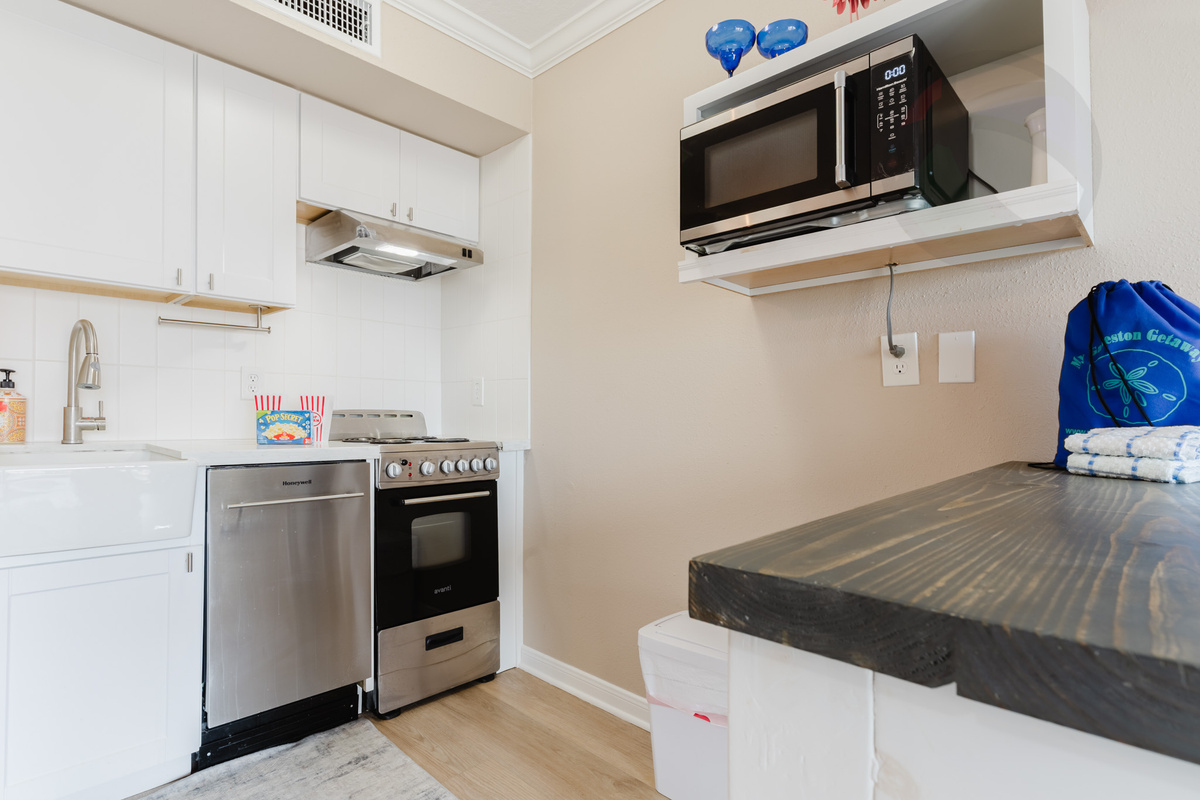 Everything needed to prepare your meals if cooking on vacation is "your thing"