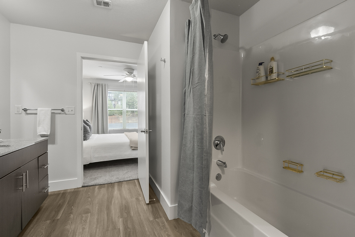 King Bathroom 3