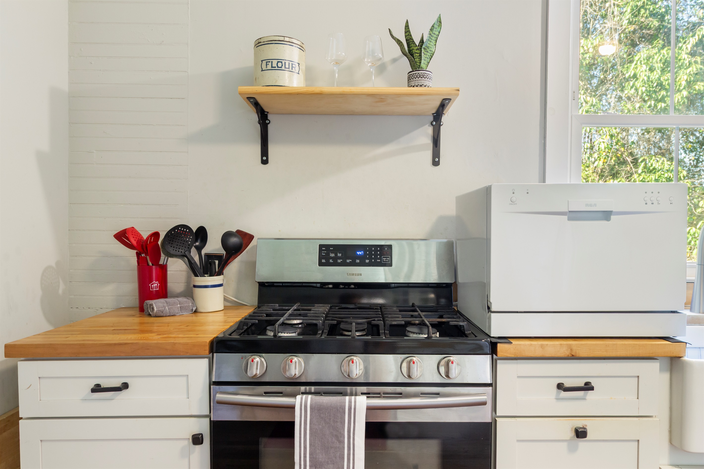 Gas range and countertop dishwasher