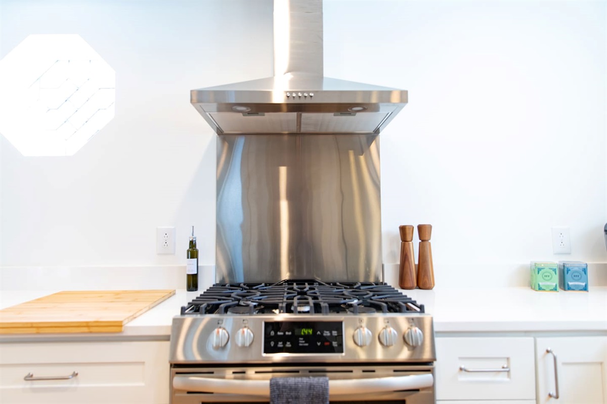 Gas stove with an exhaust hood, offering efficient cooking and ventilation for a smooth and pleasant cooking experience.